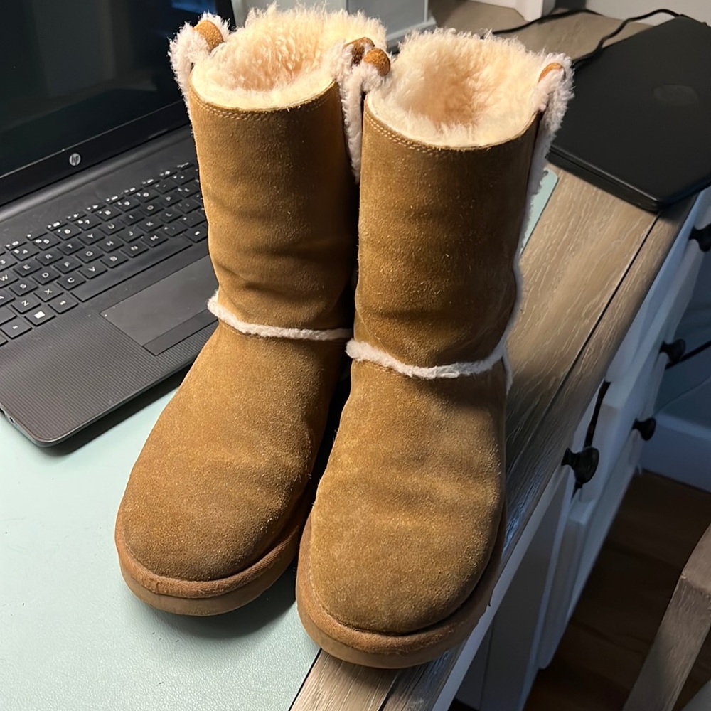 Girls size 6 Ugg boots